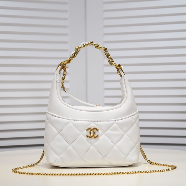 シャネルバッグ正面デザイン